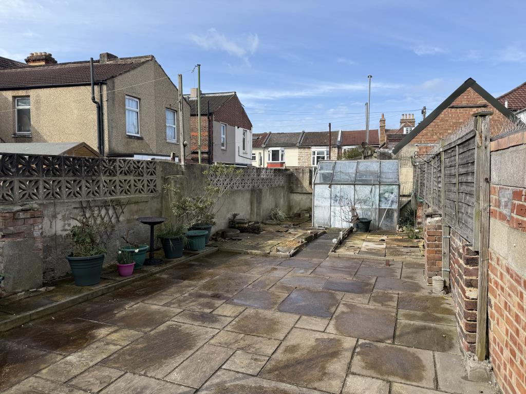 Lot: 133 - THREE-BEDROOM HOUSE IN NEED OF IMPROVEMENT - Paved garden with greenhouse